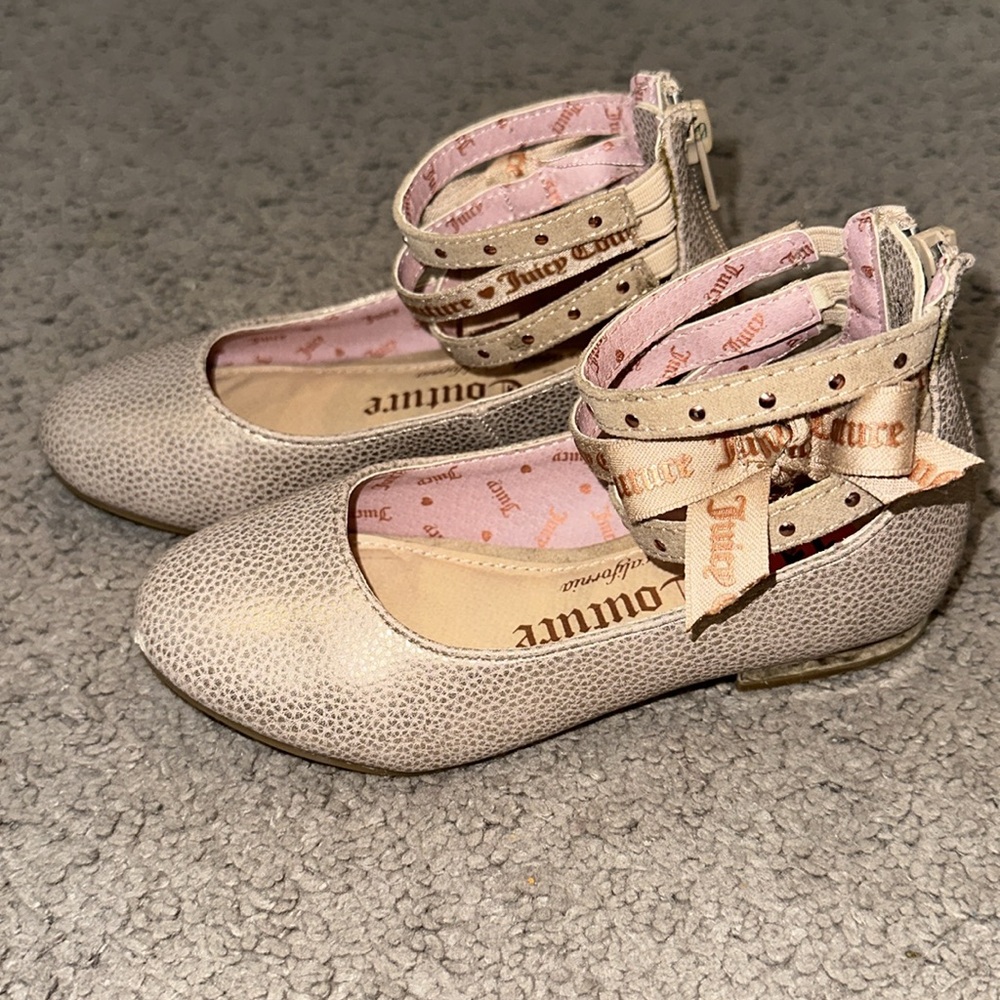 🏷️ 5 for $25 🏷️ Juicy Couture flats, size 11